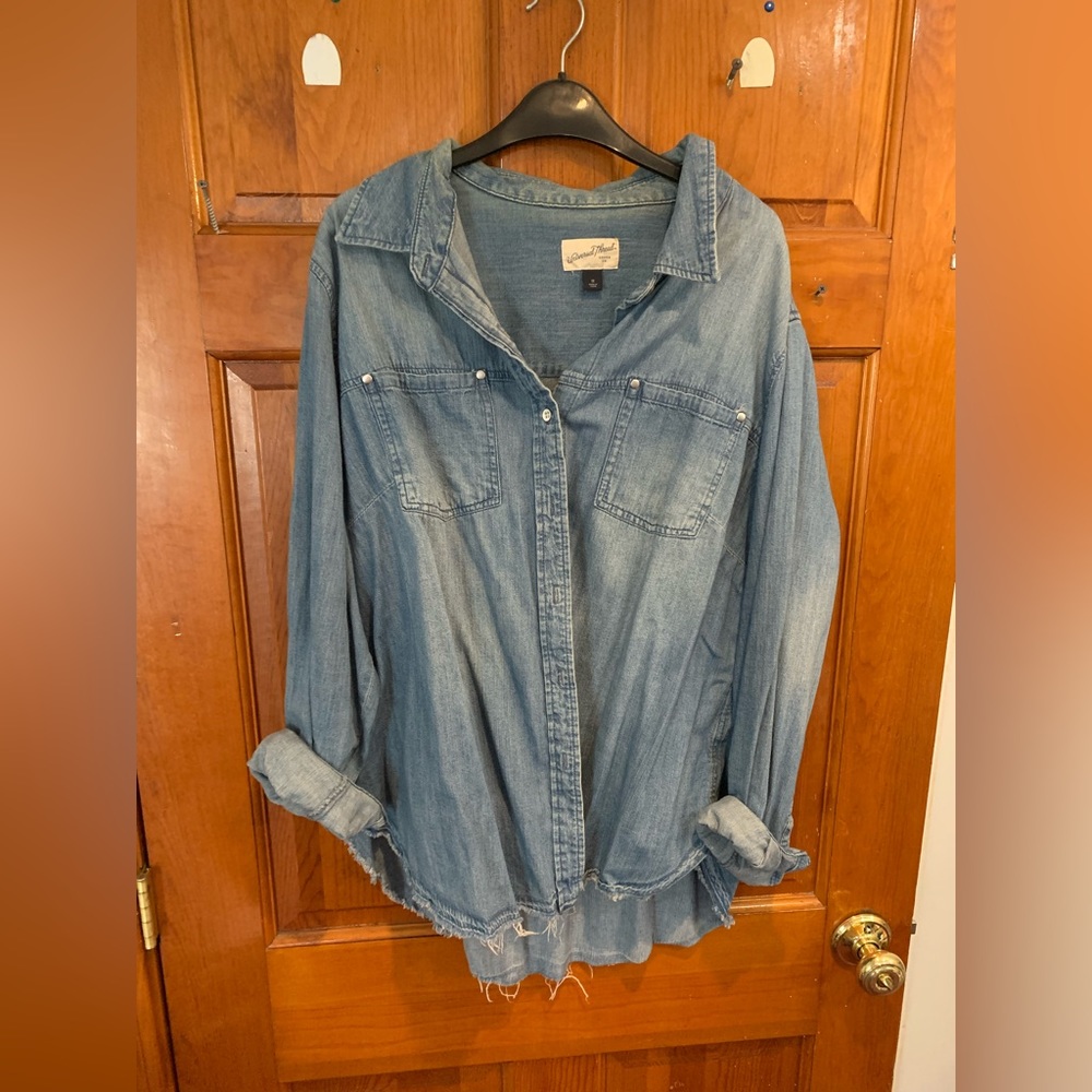 Women’s long sleeve denim button up collar shirt. Grungy style. Size 1X.